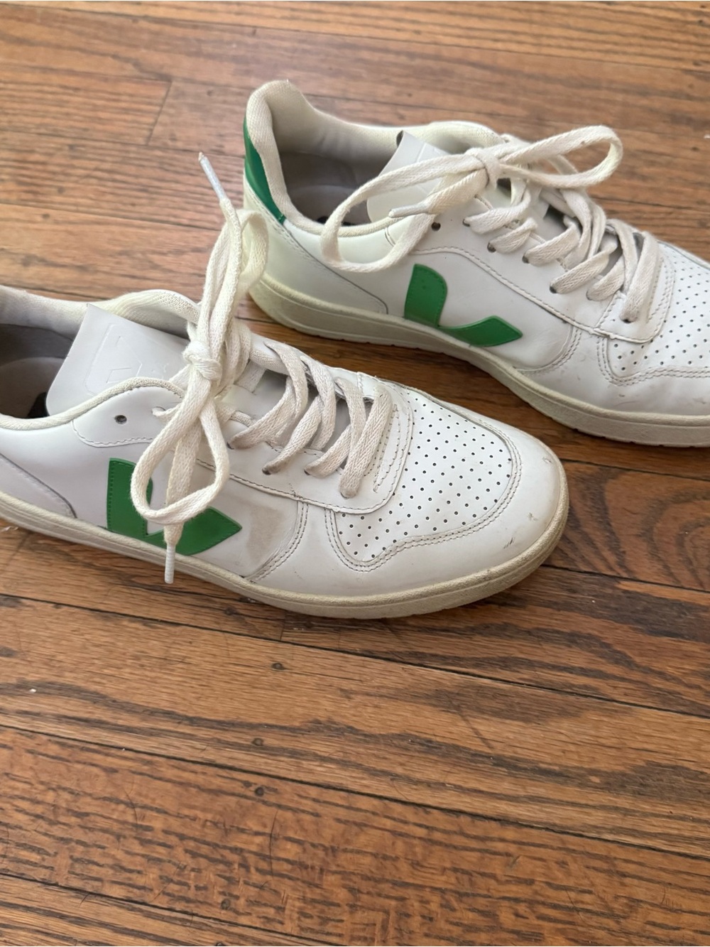 Veja V-10 Sneakers in Extra White Emeraude 7/38